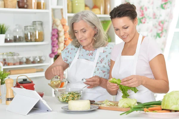 Sonriente Madre Mayor Hija Adulta Cocinando Juntas Cocina — Foto de Stock