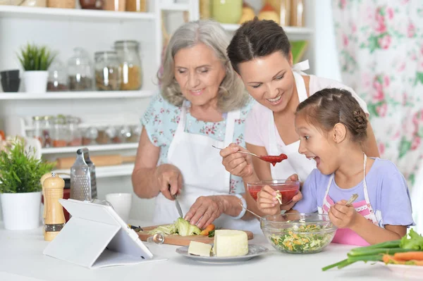 Leende Glad Familj Matlagning Tillsammans Köket — Stockfoto