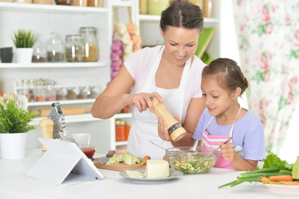 Lächelnde Mutter Und Tochter Kochen Gemeinsam Der Küche — Stockfoto