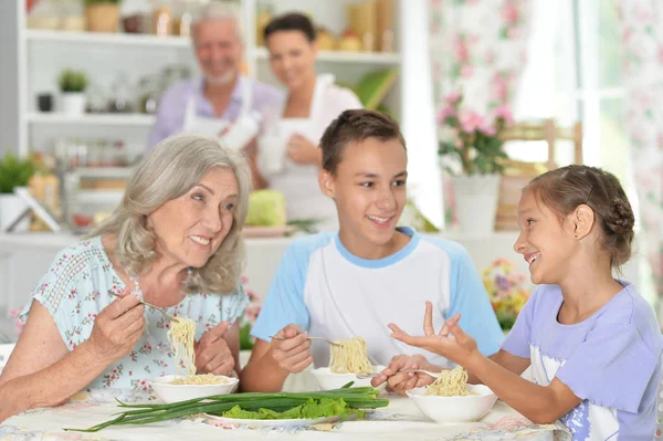 Gran Familia Feliz Desayunando Cocina —  Fotos de Stock