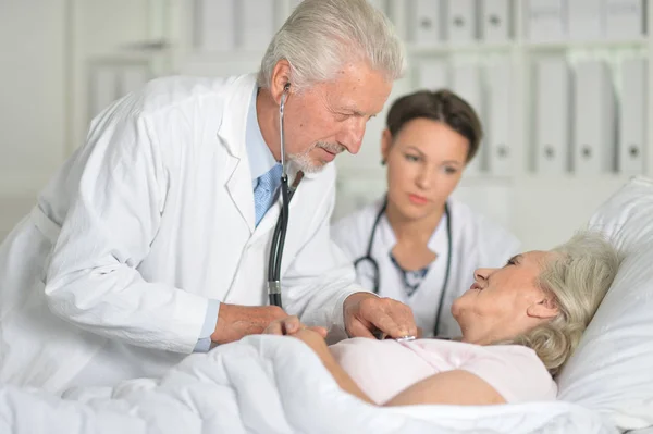 Dos Médicos Profesionales Inspeccionando Paciente Sala — Foto de Stock