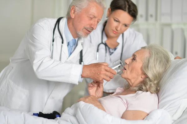 Zwei Professionelle Ärzte Inspizieren Patienten Auf Station — Stockfoto