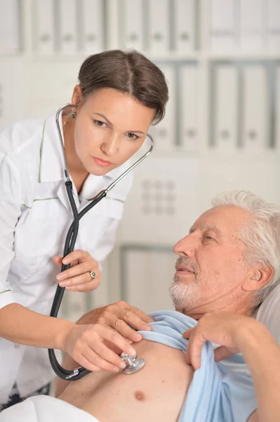 Medico Donna Che Ispeziona Paziente Anziano Ospedale — Foto Stock