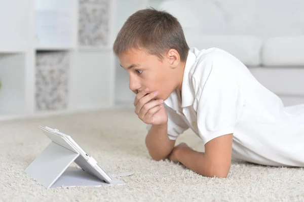 有思想的男孩与平板电脑的特写镜头 — 图库照片