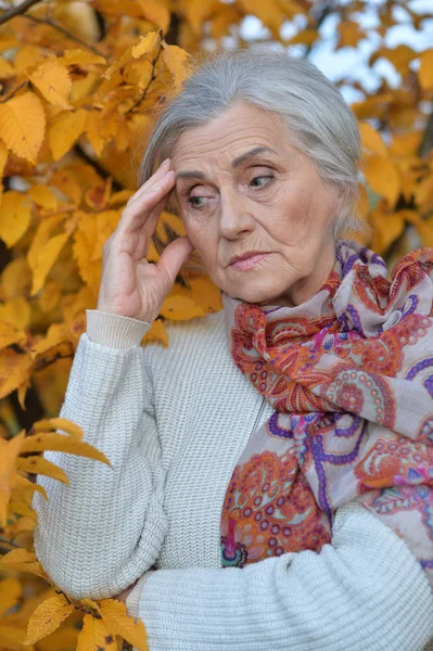 Triste Donna Anziana Con Mal Testa Nel Parco Autunnale — Foto Stock