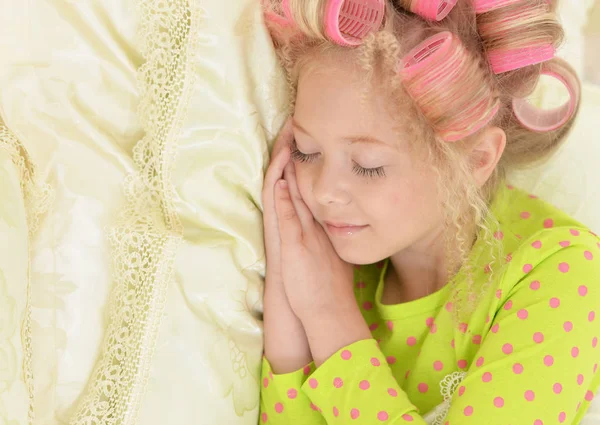 Preciosa Niña Con Rizadores Rosados Durmiendo Cama Casa — Foto de Stock
