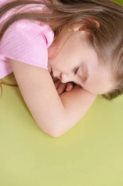 Schattig Klein Meisje Slapen Vloer — Stockfoto