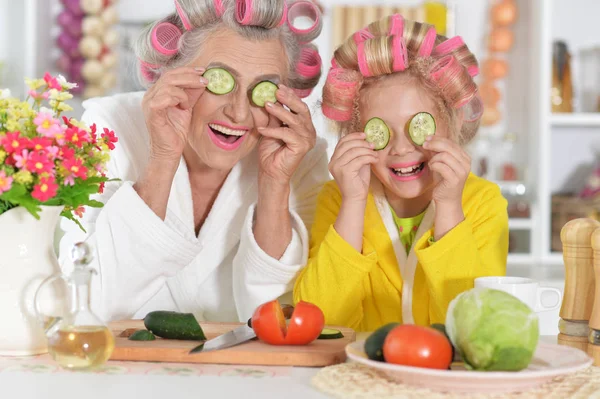 Äldre Kvinna Och Flicka Med Rosa Hår Papiljotter Huvudet Gör — Stockfoto