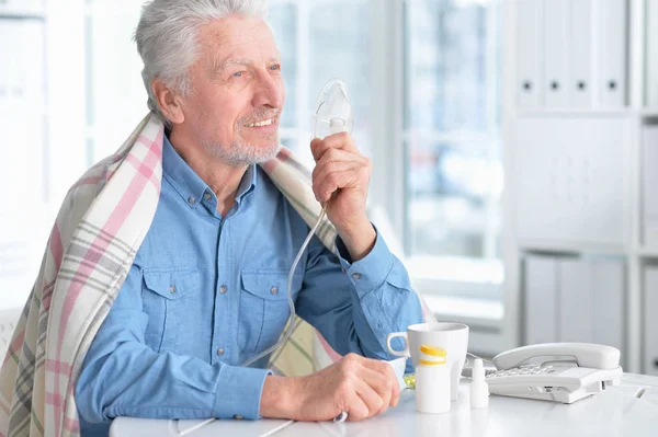 Porträt Eines Lächelnden Kranken Seniors Mit Inhalator — Stockfoto