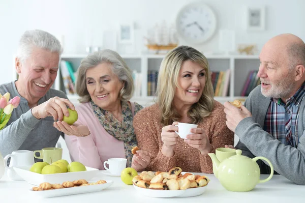 Twee Senior Koppels Thuis Ontbijten — Stockfoto