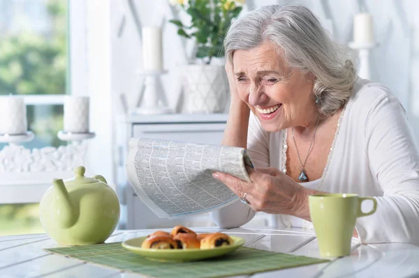 Portret Van Senior Oman Krant Lezen — Stockfoto