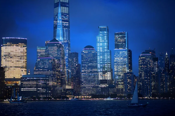 Небесний Горизонт Міста Нью Йорк Освітленими Будинками Сині Вечірні Години — стокове фото
