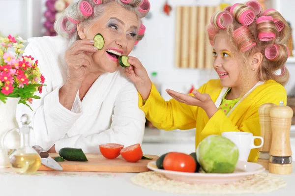 Mujer Mayor Niña Con Rizadores Pelo Rosa Cabeza Sentado Cocina — Foto de Stock