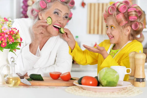 Äldre Kvinna Och Flicka Med Rosa Hår Papiljotter Huvudet Sitter — Stockfoto