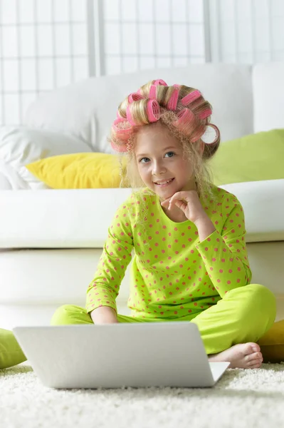 Bella Bambina Con Bigodini Rosa Utilizzando Computer Portatile Casa — Foto Stock