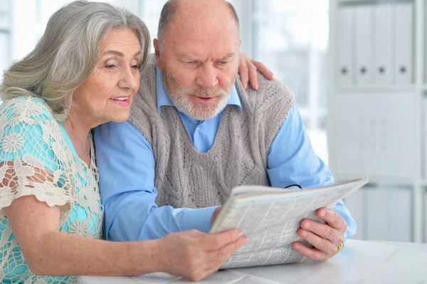 Pareja mayor leyendo periódico —  Fotos de Stock