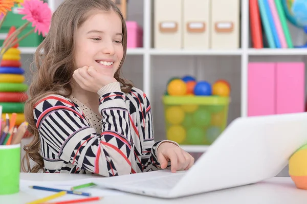 Bambina utilizzando il computer portatile moderno — Foto Stock