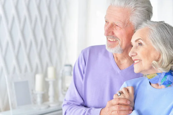 Portret Van Een Gelukkig Seniorenpaar Thuis — Stockfoto