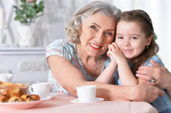 Alte Frau Mit Einem Jungen Mädchen Beim Teetrinken — Stockfoto