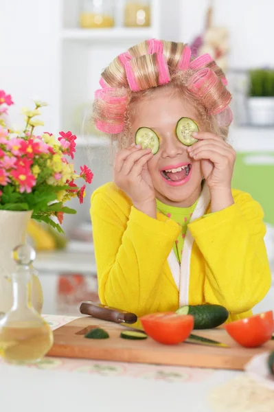 Beetje mooi meisje gesneden groenten — Stockfoto