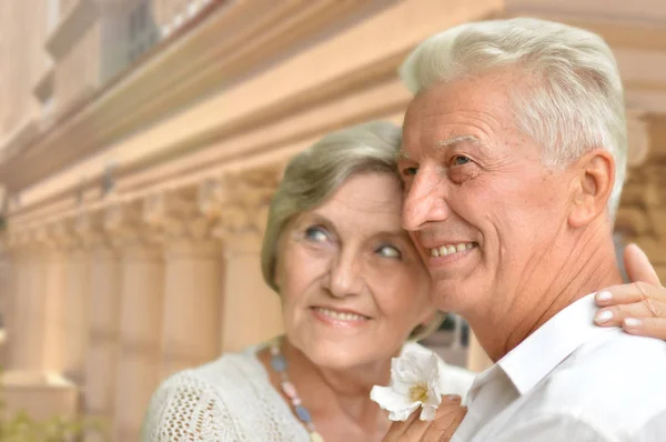 Feliz Pareja Ancianos Abrazándose Contra Edificio Antiguo —  Fotos de Stock