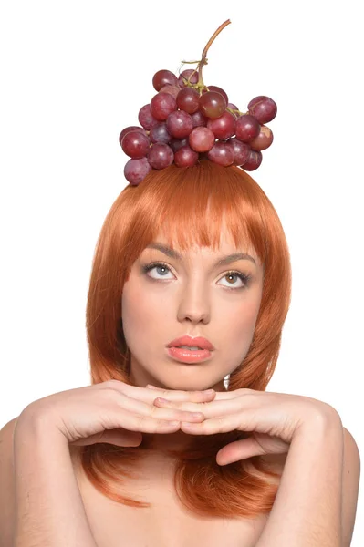 Retrato Uma Jovem Ruiva Com Uvas Vermelhas Cabeça Isolada Fundo — Fotografia de Stock