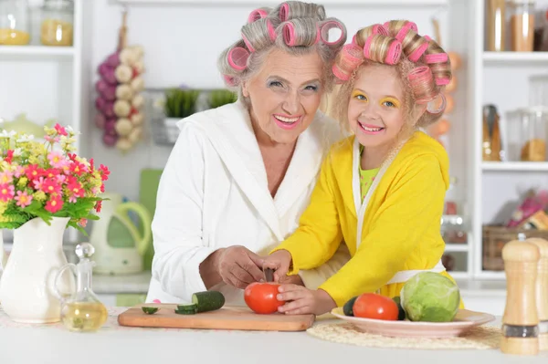 Mulher sênior e neta na cozinha — Fotografia de Stock