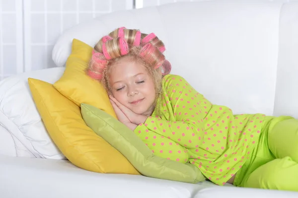 Preciosa Niña Con Rizadores Rosados Durmiendo Casa — Foto de Stock