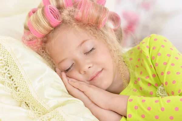 Preciosa Niña Con Rizadores Rosados Durmiendo Cama Casa —  Fotos de Stock