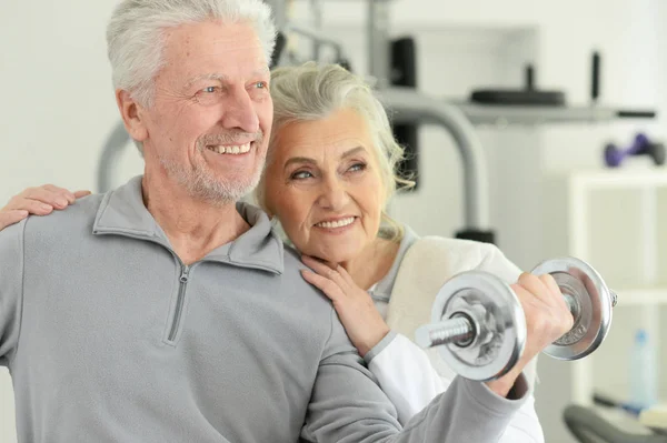 Pareja Mayor Sonriente Activa Haciendo Ejercicio Gimnasio —  Fotos de Stock