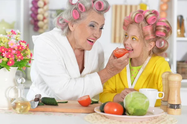 Mujer Mayor Niña Con Rizadores Pelo Rosa Cabeza Sentado Cocina — Foto de Stock