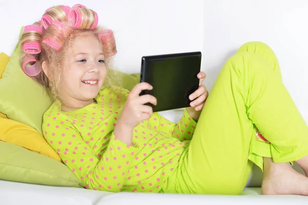 Mooie Meisje Met Roze Krulspelden Met Behulp Van Tablet Thuis — Stockfoto