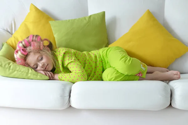 Mooie Meisje Met Roze Krulspelden Thuis Slapen — Stockfoto