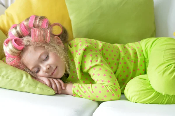 Preciosa Niña Con Rizadores Rosados Durmiendo Casa — Foto de Stock
