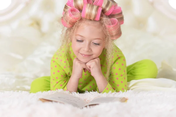 Υπέροχο Κοριτσάκι Ροζ Σίδερα Ανάγνωση Στο Κρεβάτι Στο Σπίτι — Φωτογραφία Αρχείου