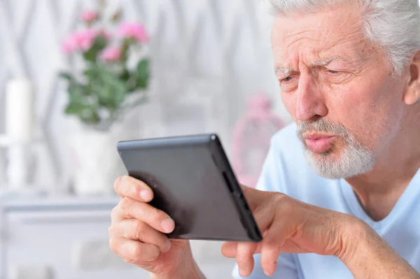 Senior Man Using Tablet Home — Stock Photo, Image