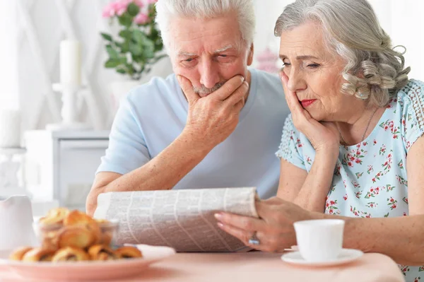 Närbild Porträtt Ett Äldre Par Med Tidningen Hemma — Stockfoto