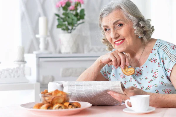 Portret Zadumany Wieku Kobieta Czyta Gazety — Zdjęcie stockowe