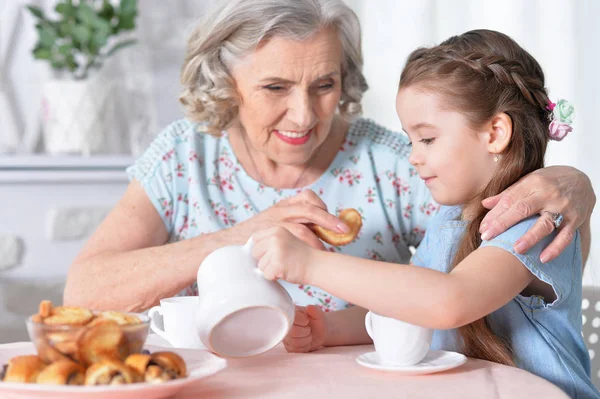 Vecchia Donna Con Una Giovane Ragazza Che Beve — Foto Stock