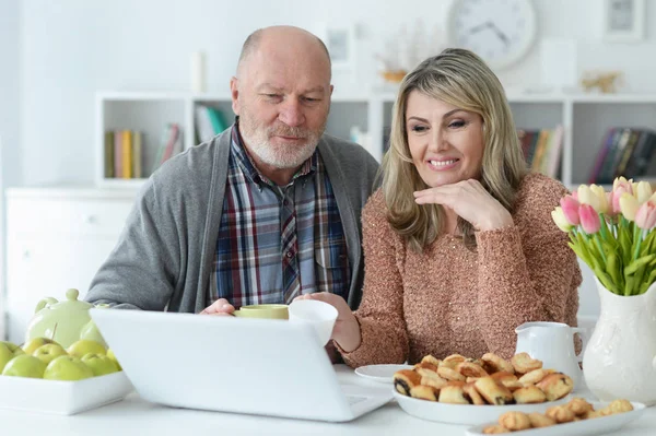 Portret Van Senior Paar Met Laptop Tijdens Het Ontbijt Thuis — Stockfoto