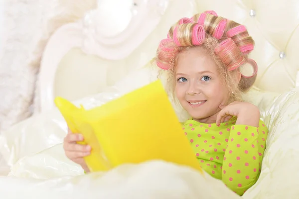 Preciosa Niña Con Rizadores Rosados Leyendo Cama Casa —  Fotos de Stock