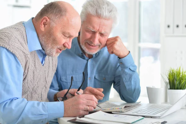 Deux Hommes Affaires Seniors Confiants Travaillant Avec Ordinateur Portable Bureau — Photo