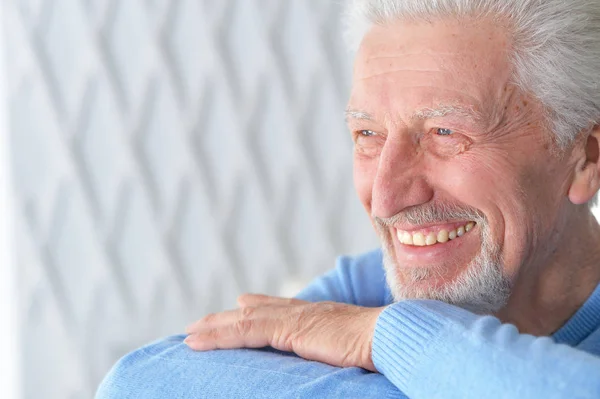 Портрет Счастливого Пожилого Человека Дома — стоковое фото
