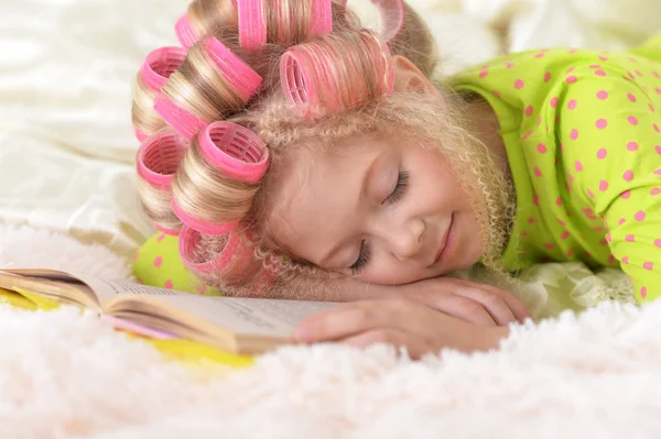 Preciosa Niña Con Rizadores Rosados Durmiendo Libro — Foto de Stock