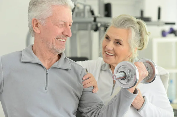 Attivo Sorridente Coppia Anziana Che Esercita Palestra — Foto Stock