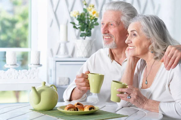 Gelukkige Senior Paar Portret Thuis Met Het Drinken Van Thee — Stockfoto