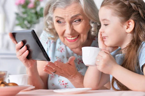 Petite Fille Mignonne Avec Grand Mère Regardant Tablette — Photo