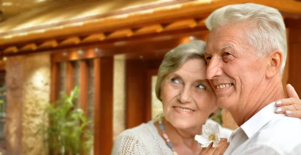 Szczęśliwa Para Starszy Przytulanie Przed Budynku — Zdjęcie stockowe