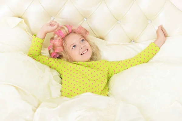 Piękny Mały Dziewczyna Różowy Lokówki Zabawy Łóżku Domu — Zdjęcie stockowe