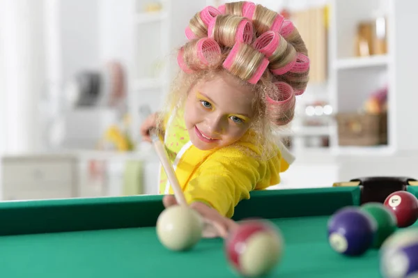 Küçük kız oyun Bilardo — Stok fotoğraf